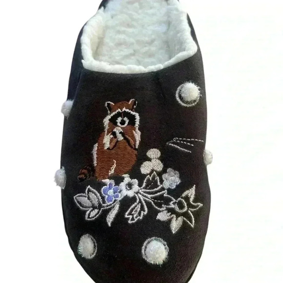 Vera Bradley Women’s size medium slippers. Size 7/8. Slip on with fuzzy inside. - Picture 3 of 7